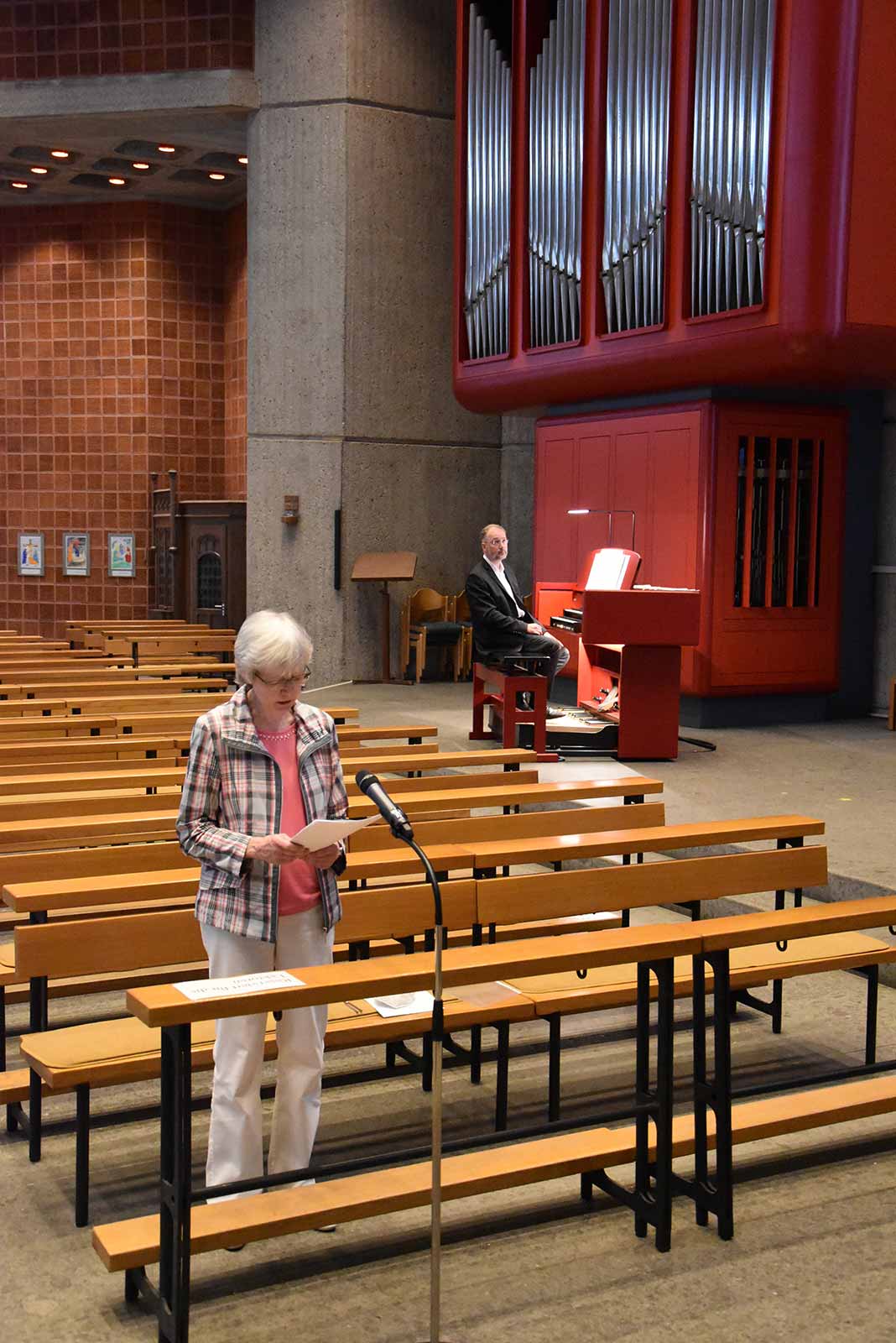 Ursula Brendel singt die erste Strophe der Choräle, dann erst setzt die Orgel ein