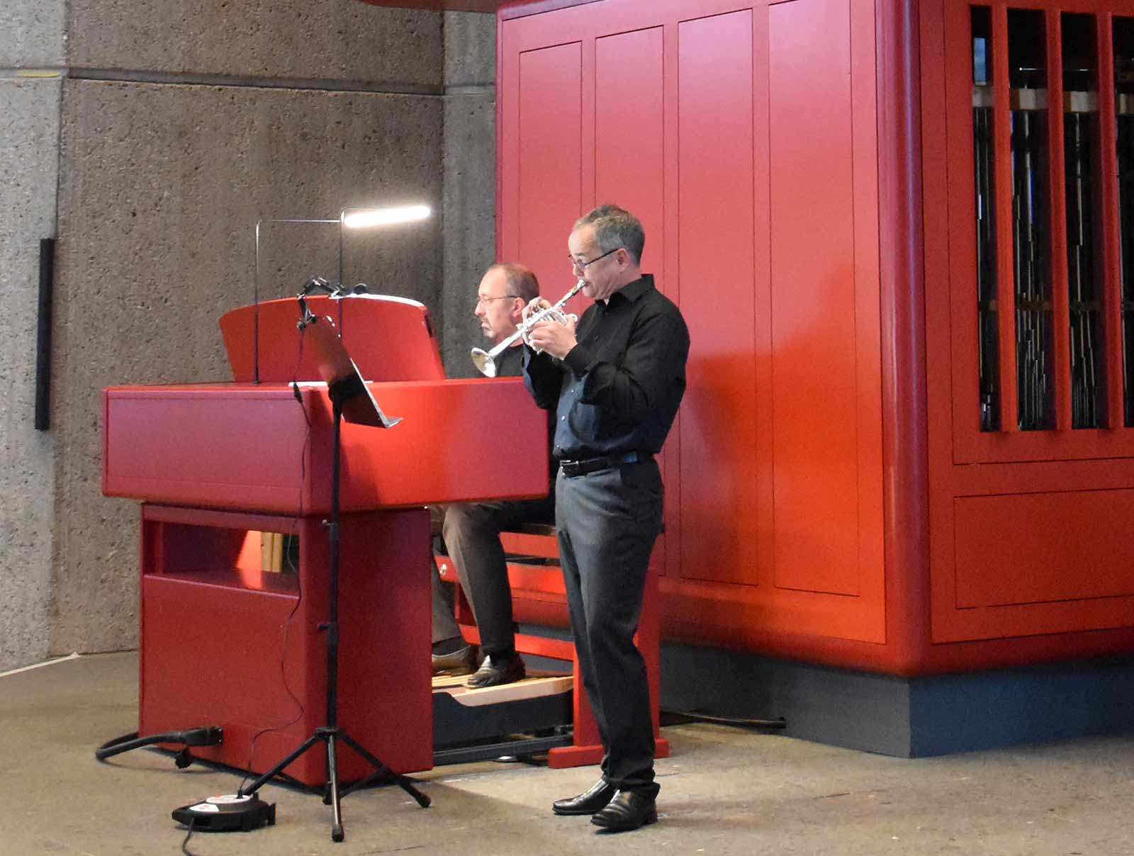 Dr. Dirk van Betteray an der Orgel und Dr. Markus Müller mit der Trompete spielen Musik aus der Barockzeit